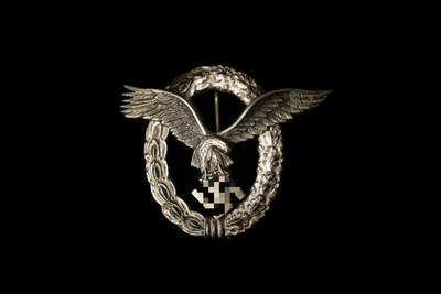 欢庆春节！戎马世界章牌大赏第112期春节大拍  德专场 - FLL厂造铜制飞行员奖章  背面有轻微几道fll经典的应力裂纹 勾子被压弯了但是正常开合没问题