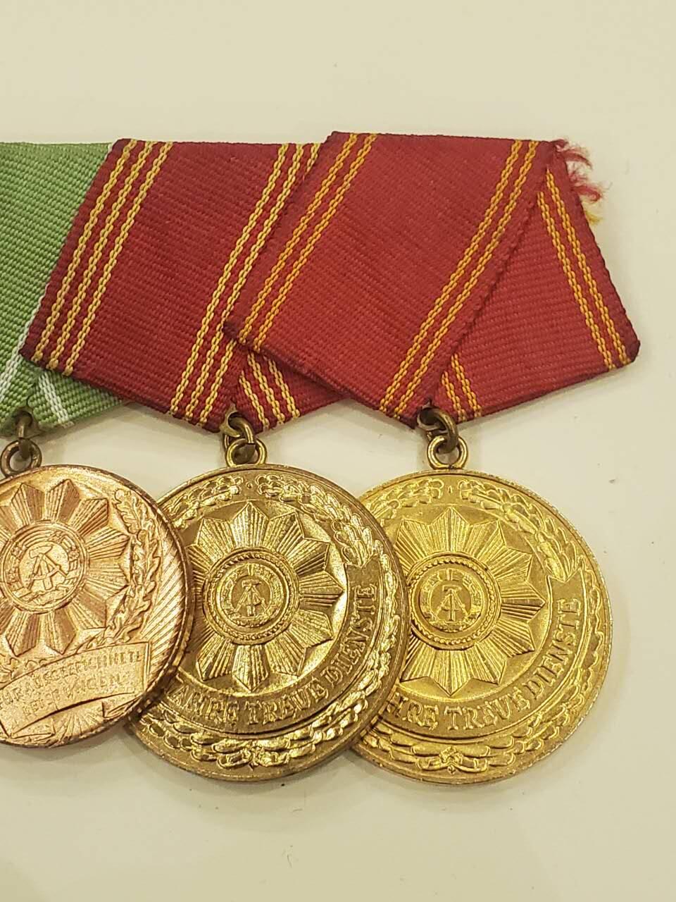 韵星假日军品类拍卖第40期 -- Rimey Holidays Militaria Auction 40 民主德国内务部武装力量军官四联排-- 铜级功绩奖章 铜级优秀服务 特级二等 特级一等 涵盖最高级奖章 镀金完好