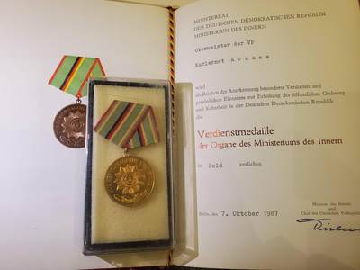 韵星假日军品类拍卖第40期 -- Rimey Holidays Militaria Auction 40 - 民主德国金级内务部武装力量功绩奖章带盒带证书实发一套 品相很好 证书带壳