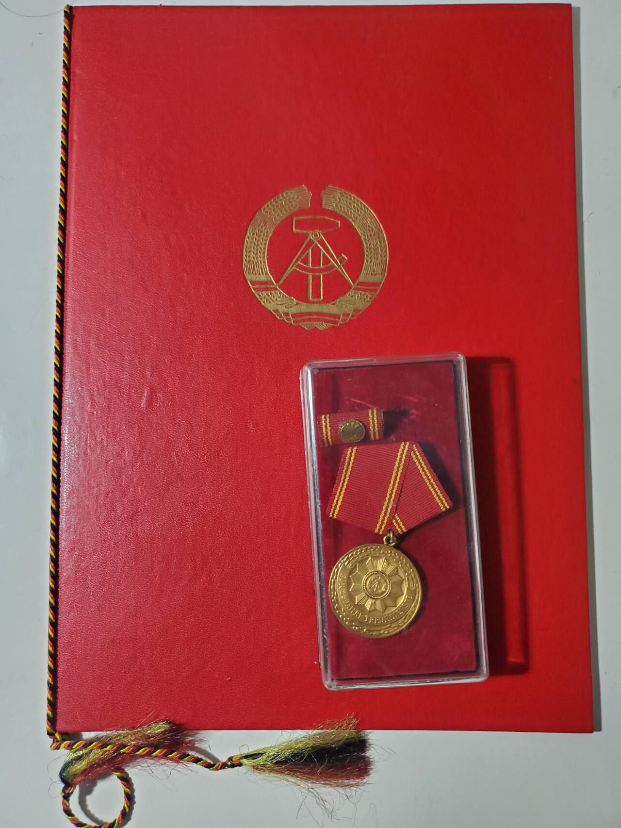 韵星假日军品类拍卖第40期 -- Rimey Holidays Militaria Auction 40 民主德国内务部武装力量特级二等优秀服务奖章实发带大证书一套 稀有版本证书 铜镀金极品 最高等级内务部服役奖章 少见一套