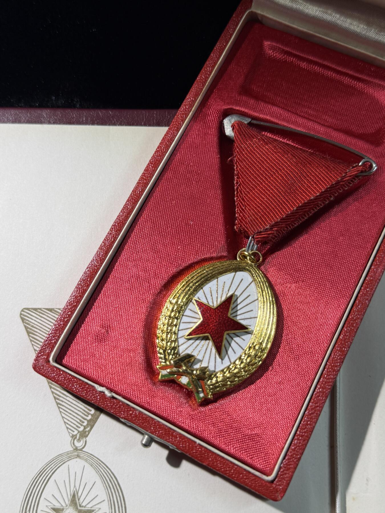 欢庆春节！戎马世界章牌大赏第111期春节大拍 匈牙利一级劳动勋章，大小证书齐全