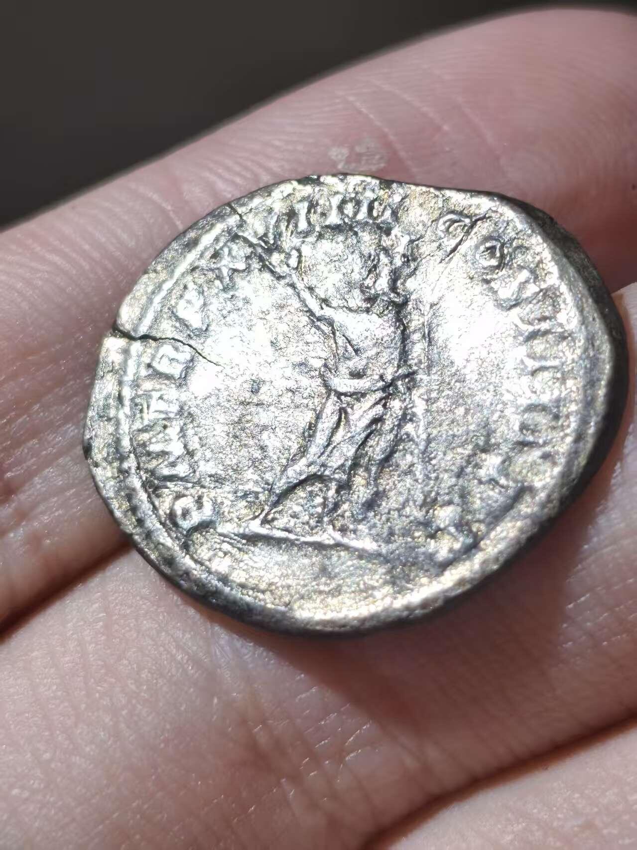 星盘世界钱币二月二十一日初五 世界古典币春节精品大拍 祝各位藏友马年大吉-新年新气象！ 卡拉卡拉双第纳尔Antoninianus银币，公元216年铸于罗马厂，是该币值首次发行期间的产物，背面是塞拉皮斯Serapis持杖立像，币文是卡拉卡拉头衔，有日尔曼征服者，十九届保民官，三届执政官。