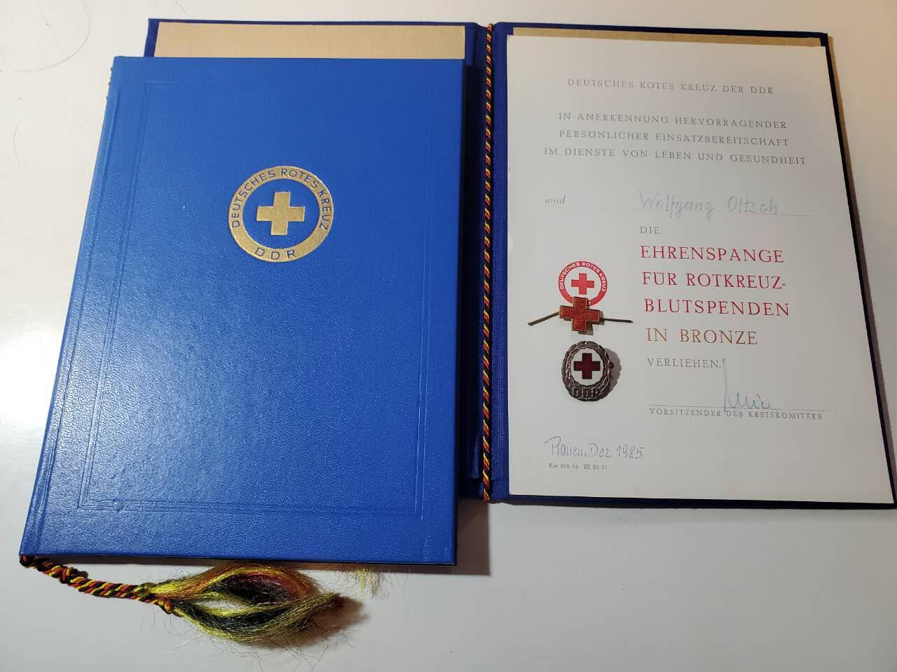 韵星假日军品类拍卖第40期 -- Rimey Holidays Militaria Auction 40 民主德国红十字服务奖章、军医证章带证书一套+证书不同版本封皮一个 均好品