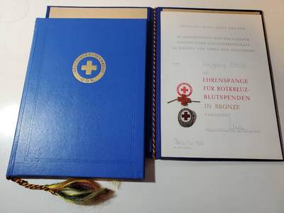 韵星假日军品类拍卖第40期 -- Rimey Holidays Militaria Auction 40 - 民主德国红十字服务奖章、军医证章带证书一套+证书不同版本封皮一个 均好品