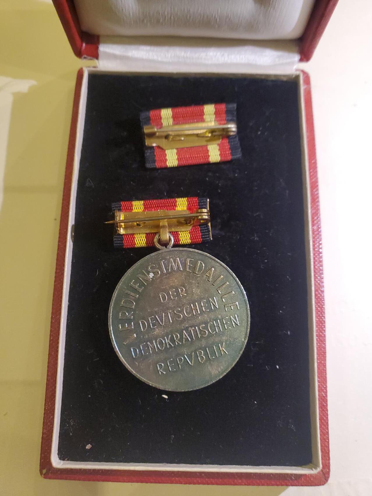 韵星假日军品类拍卖第40期 -- Rimey Holidays Militaria Auction 40 民主德国早期国家功绩奖章带原盒略一套 早期版本 铜镀银珐琅 最高等级奖章