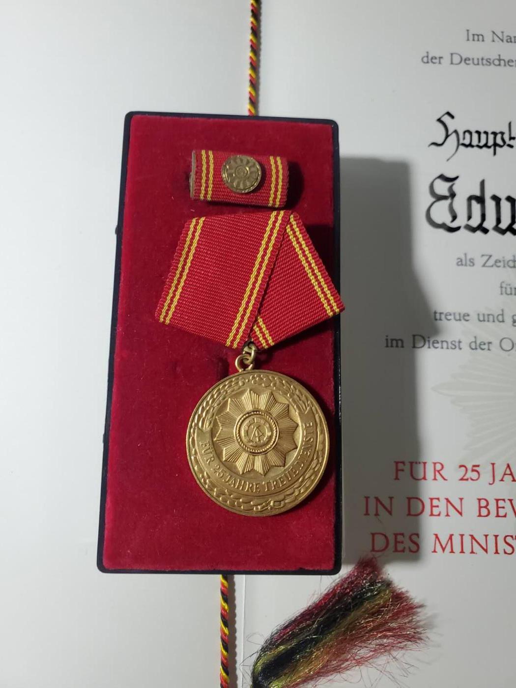 韵星假日军品类拍卖第40期 -- Rimey Holidays Militaria Auction 40 民主德国内务部武装力量特级二等优秀服务奖章实发带大证书一套 稀有版本证书 铜镀金极品 最高等级内务部服役奖章 少见一套