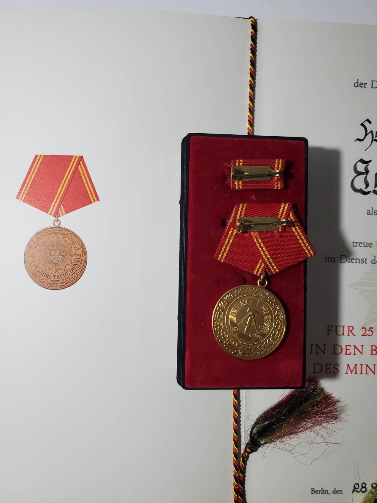 韵星假日军品类拍卖第40期 -- Rimey Holidays Militaria Auction 40 民主德国内务部武装力量特级二等优秀服务奖章实发带大证书一套 稀有版本证书 铜镀金极品 最高等级内务部服役奖章 少见一套