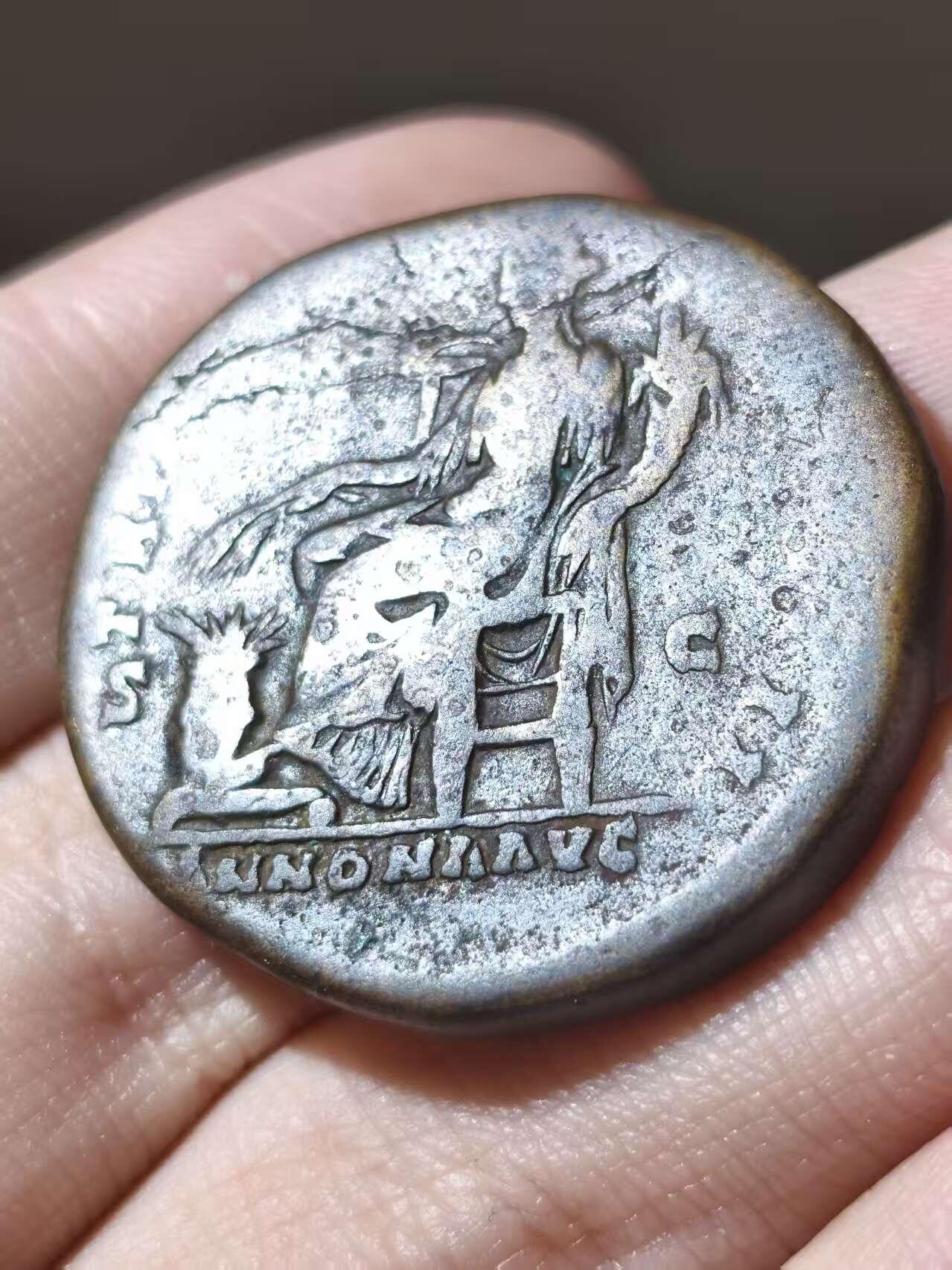 星盘世界钱币二月二十一日初五 世界古典币春节精品大拍 祝各位藏友马年大吉-新年新气象！  安东尼庇护塞斯特提大铜币，公元150-152年铸于罗马。背面年神Annona坐像，手持麦穗指向谷物桶Modius，并怀抱丰饶角。