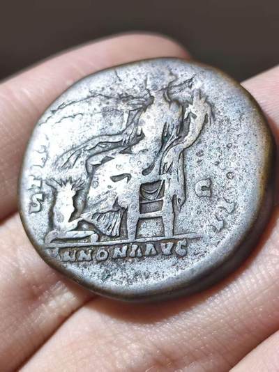  安东尼庇护塞斯特提大铜币，公元150-152年铸于罗马。背面年神Annona坐像，手持麦穗指向谷物桶Modius，并怀抱丰饶角。