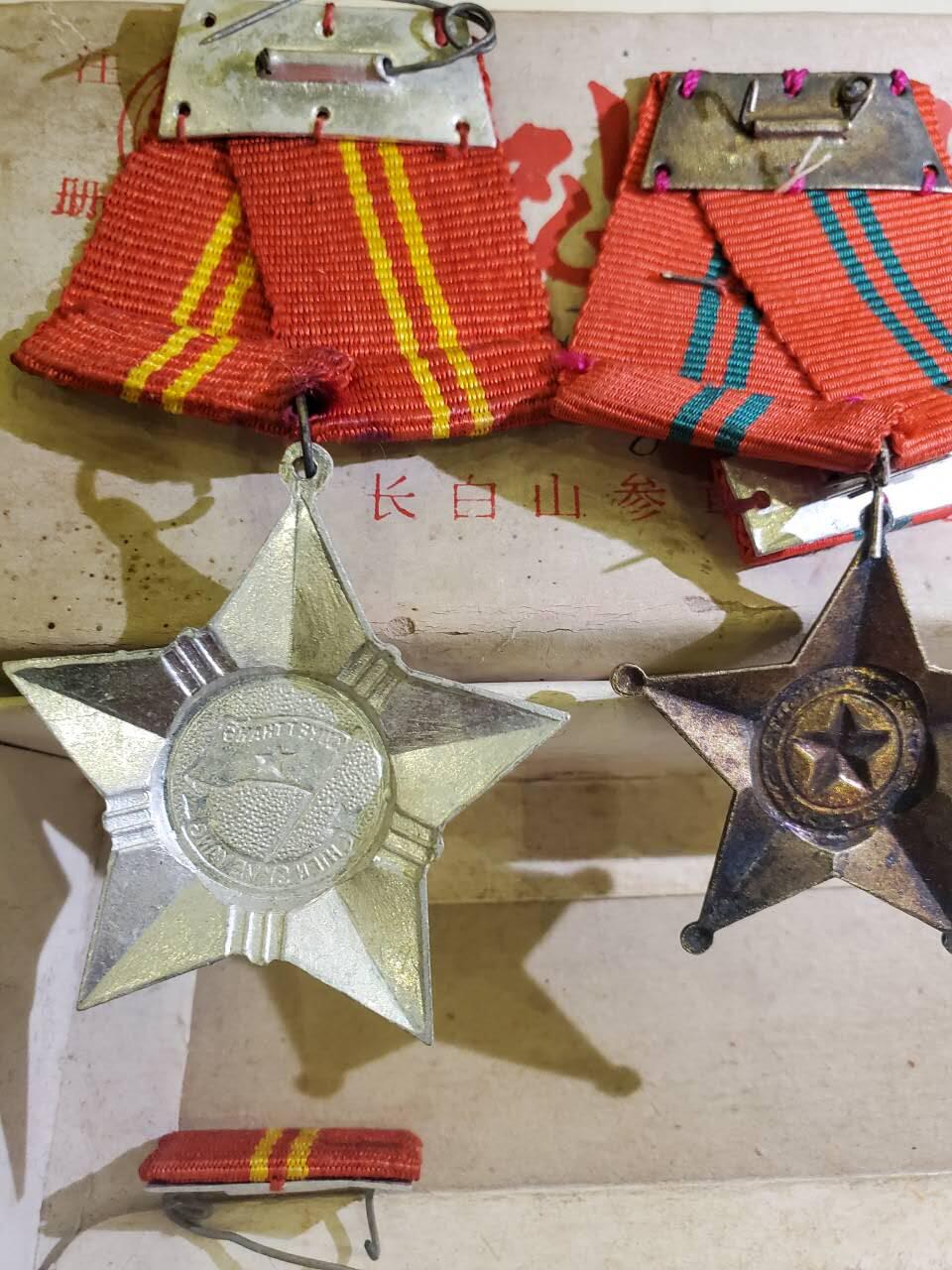 韵星假日军品类拍卖第40期 -- Rimey Holidays Militaria Auction 40 越南越战士兵小套 -- 带原主佩戴勋章照片 和原主照片上原勋章 二级光荣战士勋章带略 白铜版本越战时期三级战功勋章带略 原主自配原盒
