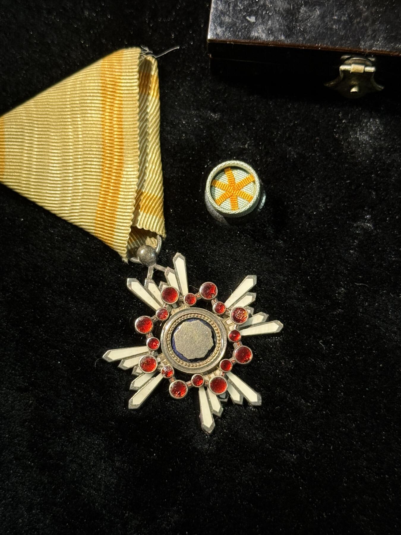 欢庆春节！戎马世界章牌大赏第111期春节大拍 勋六等瑞宝章，银制，珐琅有损，授予岩村政海