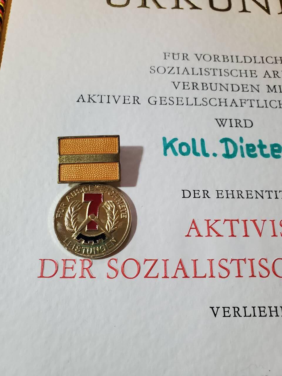 韵星假日军品类拍卖第40期 -- Rimey Holidays Militaria Auction 40 民主德国社会主义建设功勋活动家奖章带大证书（带封皮）一套 好品 少见半手写版本 主管亲签