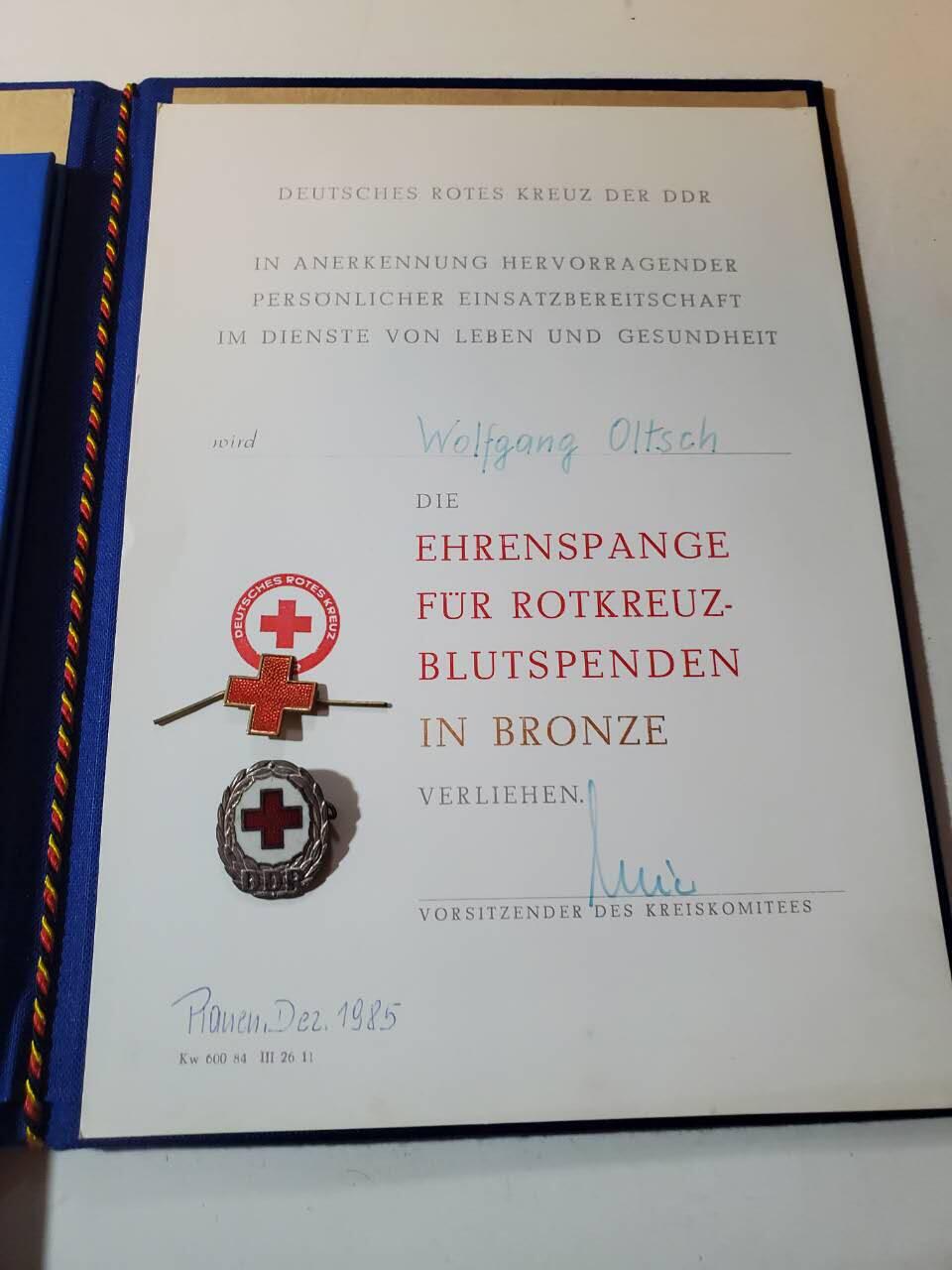 韵星假日军品类拍卖第40期 -- Rimey Holidays Militaria Auction 40 民主德国红十字服务奖章、军医证章带证书一套+证书不同版本封皮一个 均好品