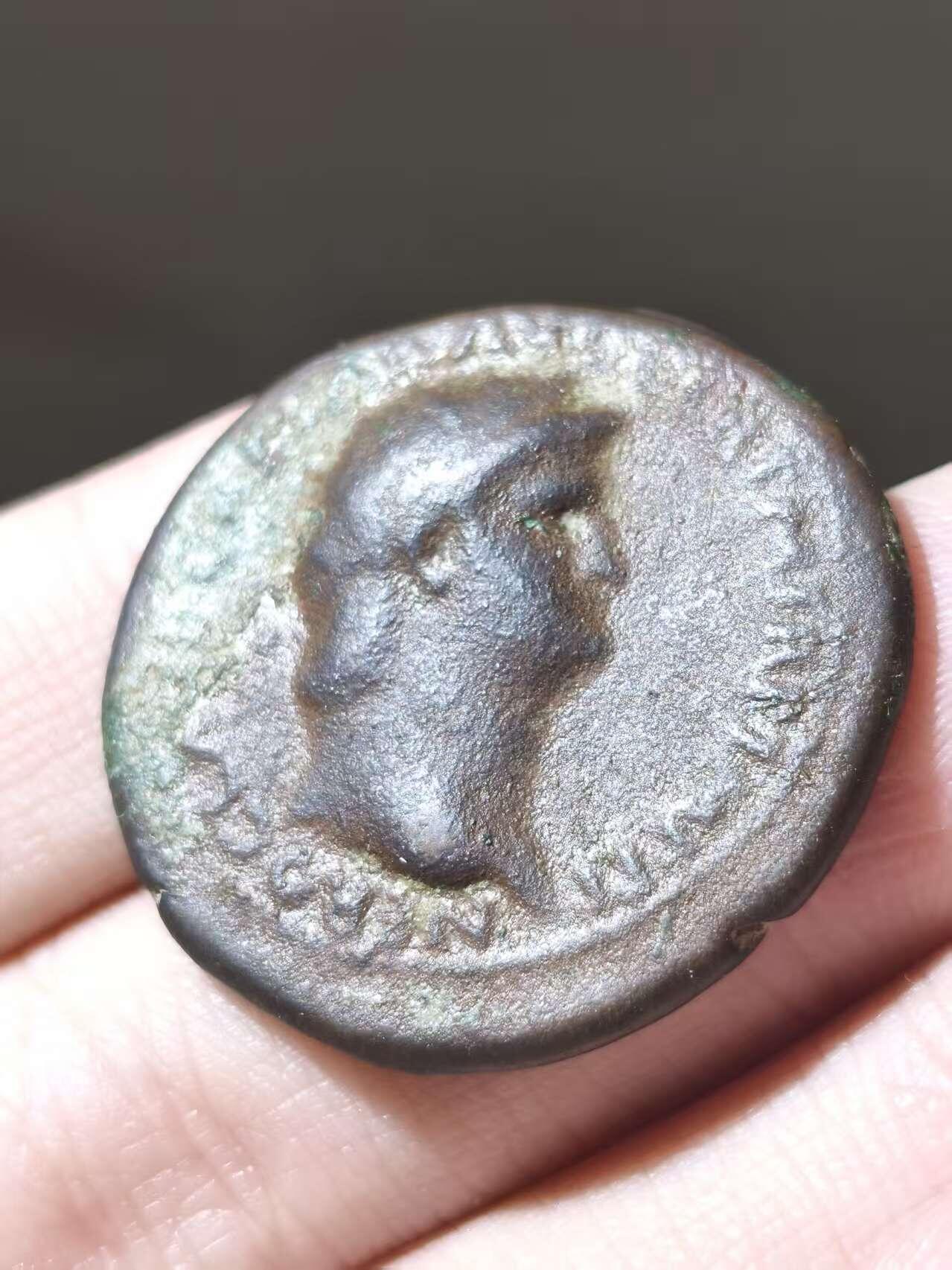 星盘世界钱币二月二十一日初五 世界古典币春节精品大拍 祝各位藏友马年大吉-新年新气象！ 尼禄都蓬第铜币，公元62-68年铸于罗马造币厂。背面是胜利女神手持棕榈叶与花环。币文是尼禄头衔及胜利的奥古斯都。不列颠尼亚水坑。