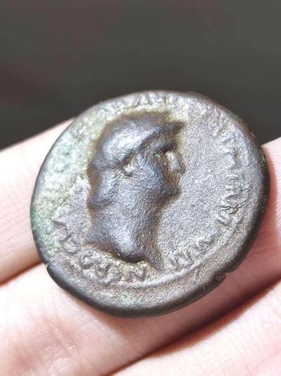 尼禄都蓬第铜币，公元62-68年铸于罗马造币厂。背面是胜利女神手持棕榈叶与花环。币文是尼禄头衔及胜利的奥古斯都。不列颠尼亚水坑。