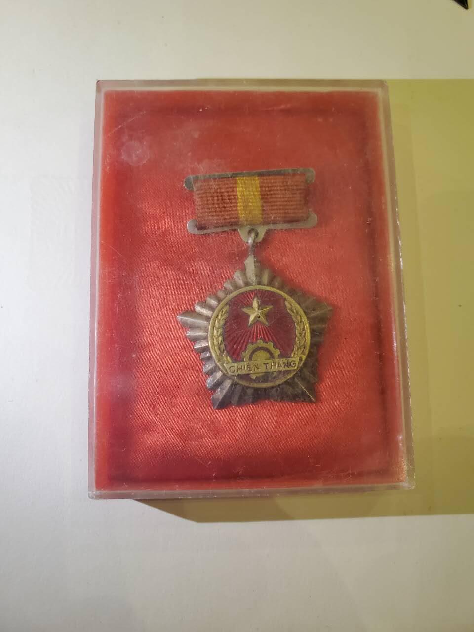 韵星假日军品类拍卖第40期 -- Rimey Holidays Militaria Auction 40 越南民主共和国（北越）一级战胜奖章带原盒 早期铜珐琅 仅颁发给在独立战争和越南战争军官 好品少见带珐琅越南章