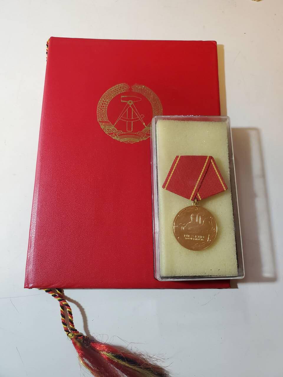 韵星假日军品类拍卖第40期 -- Rimey Holidays Militaria Auction 40 民主德国工战队特级优秀服务奖章带原盒证书一套 好品 实发少见 铜镀金 高于金级