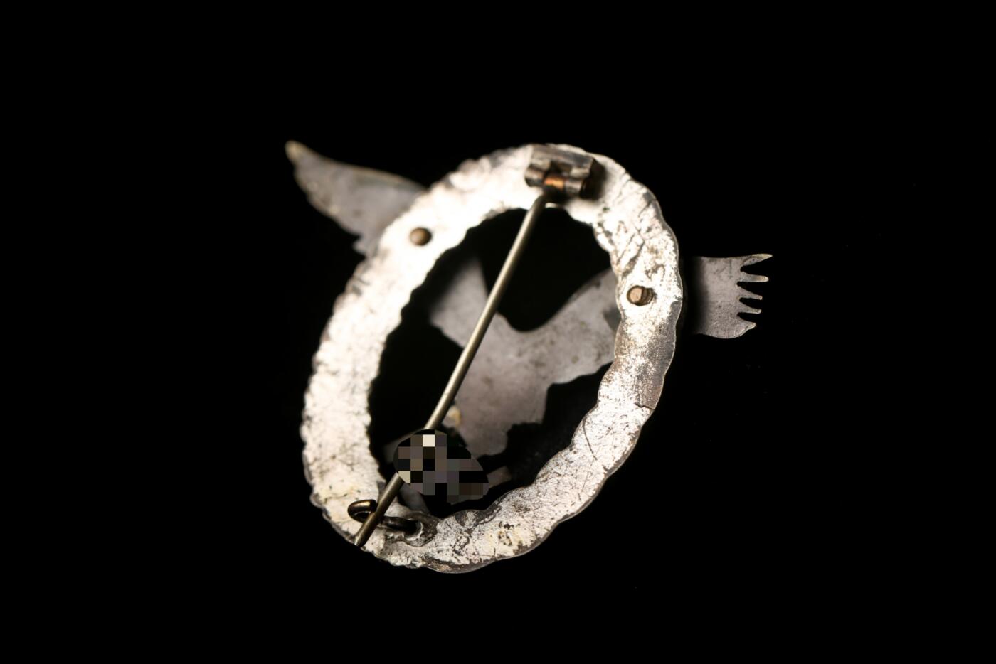 欢庆春节！戎马世界章牌大赏第112期春节大拍  德专场 FLL厂造铜制飞行员奖章  背面有轻微几道fll经典的应力裂纹 勾子被压弯了但是正常开合没问题