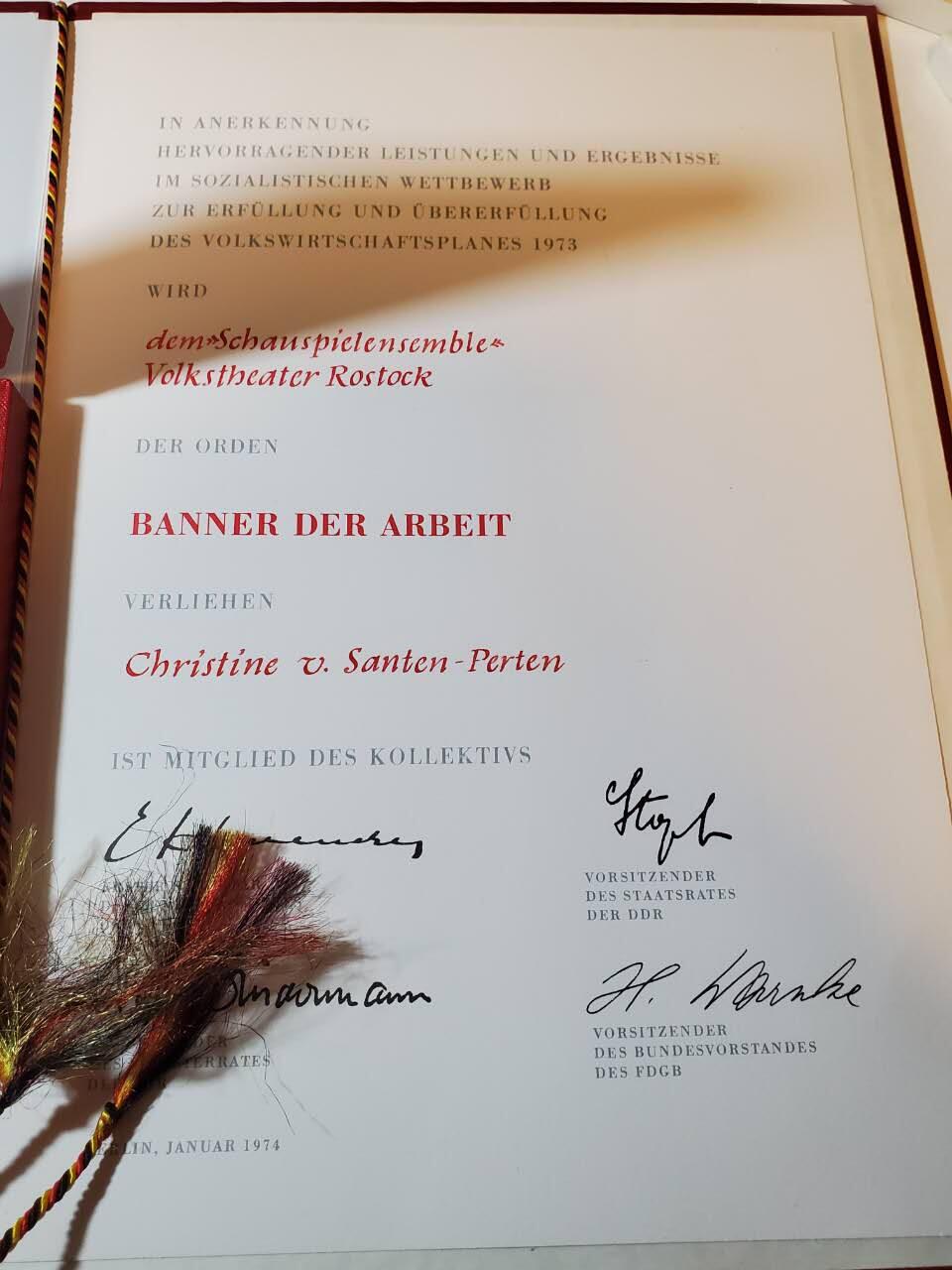 韵星假日军品类拍卖第40期 -- Rimey Holidays Militaria Auction 40 民主德国三级劳动红旗勋章带盒带略带实发大证书一套 品相很好 早期皮盒版本 