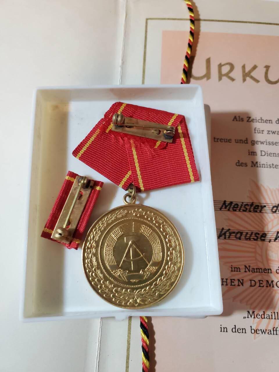韵星假日军品类拍卖第40期 -- Rimey Holidays Militaria Auction 40 民主德国特级三等内务部武装力量优秀服务奖章带原盒略大证书一套 铜镀金无损 实发一套少见
