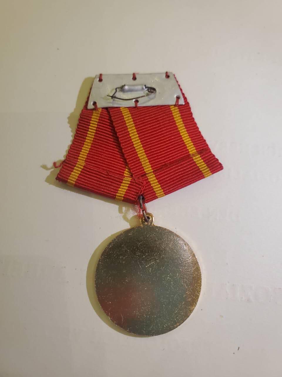 韵星假日军品类拍卖第40期 -- Rimey Holidays Militaria Auction 40 越南民主共和国（北越）越战战时时期决胜军旗奖章 早期少见 最高等级奖章