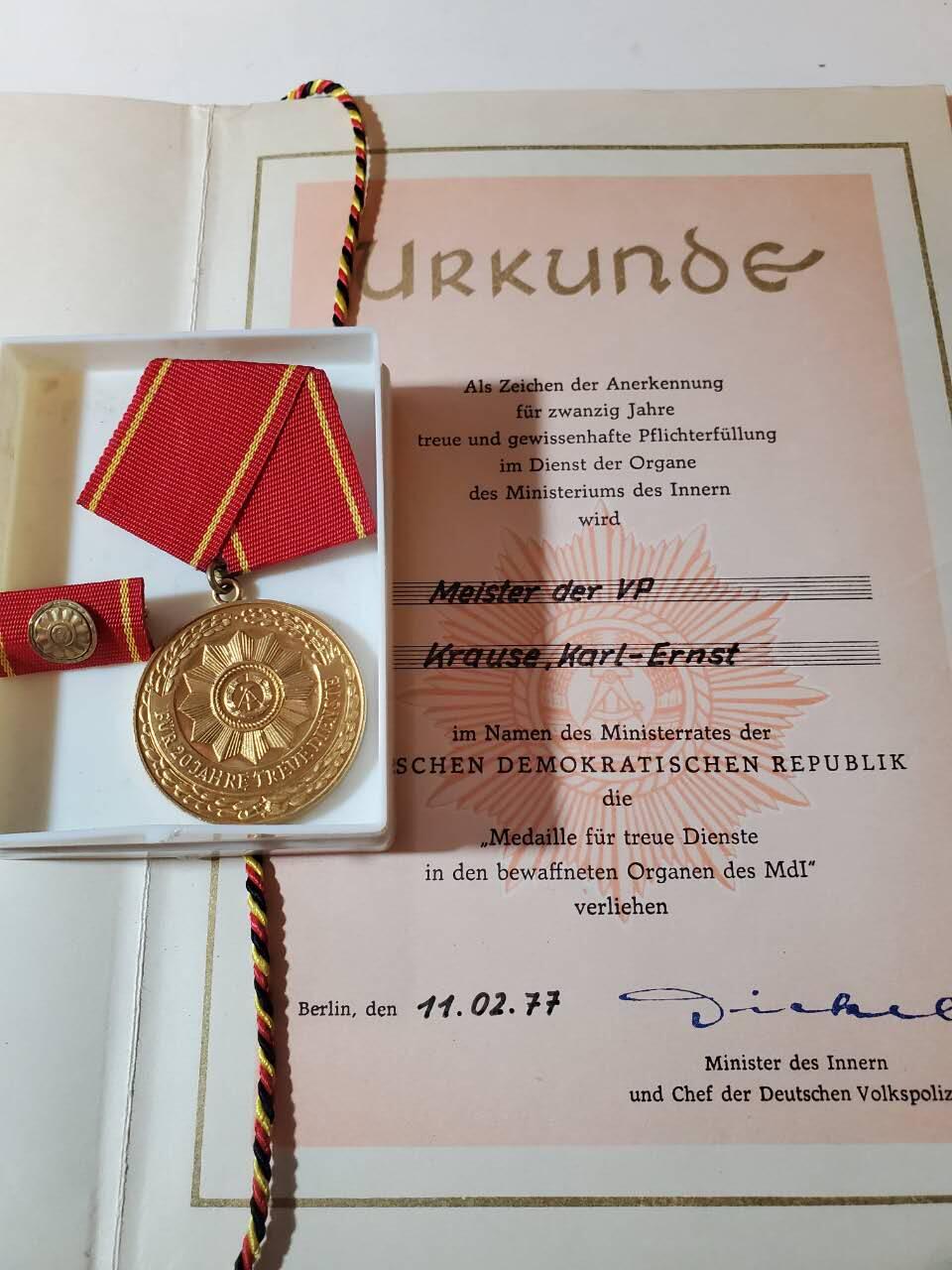 韵星假日军品类拍卖第40期 -- Rimey Holidays Militaria Auction 40 民主德国特级三等内务部武装力量优秀服务奖章带原盒略大证书一套 铜镀金无损 实发一套少见