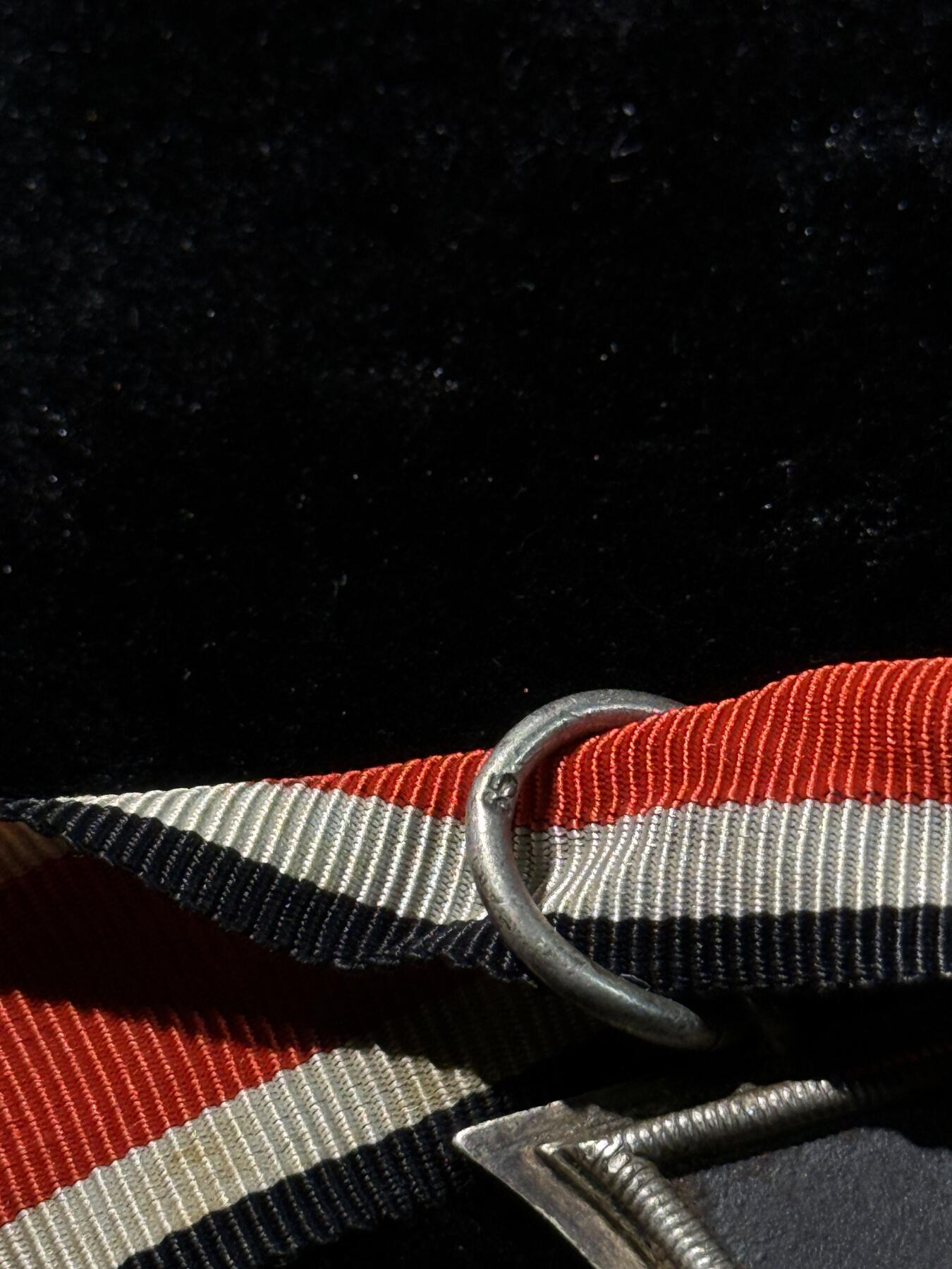 欢庆春节！戎马世界章牌大赏第111期春节大拍 德国二战二级铁十字勋章，65标，漆面有轻微瑕疵，一角有磕