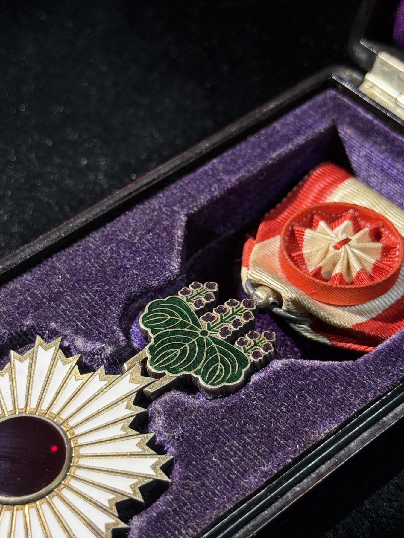 欢庆春节！戎马世界章牌大赏第111期春节大拍 勋四等旭日章，银字盒，盒扣缺失