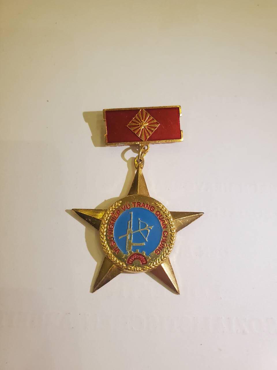 韵星假日军品类拍卖第40期 -- Rimey Holidays Militaria Auction 40 越南社会主义共和国为武装部队事业贡献奖章 颁发给对三军 民兵 警察做出积极贡献的人士 好品