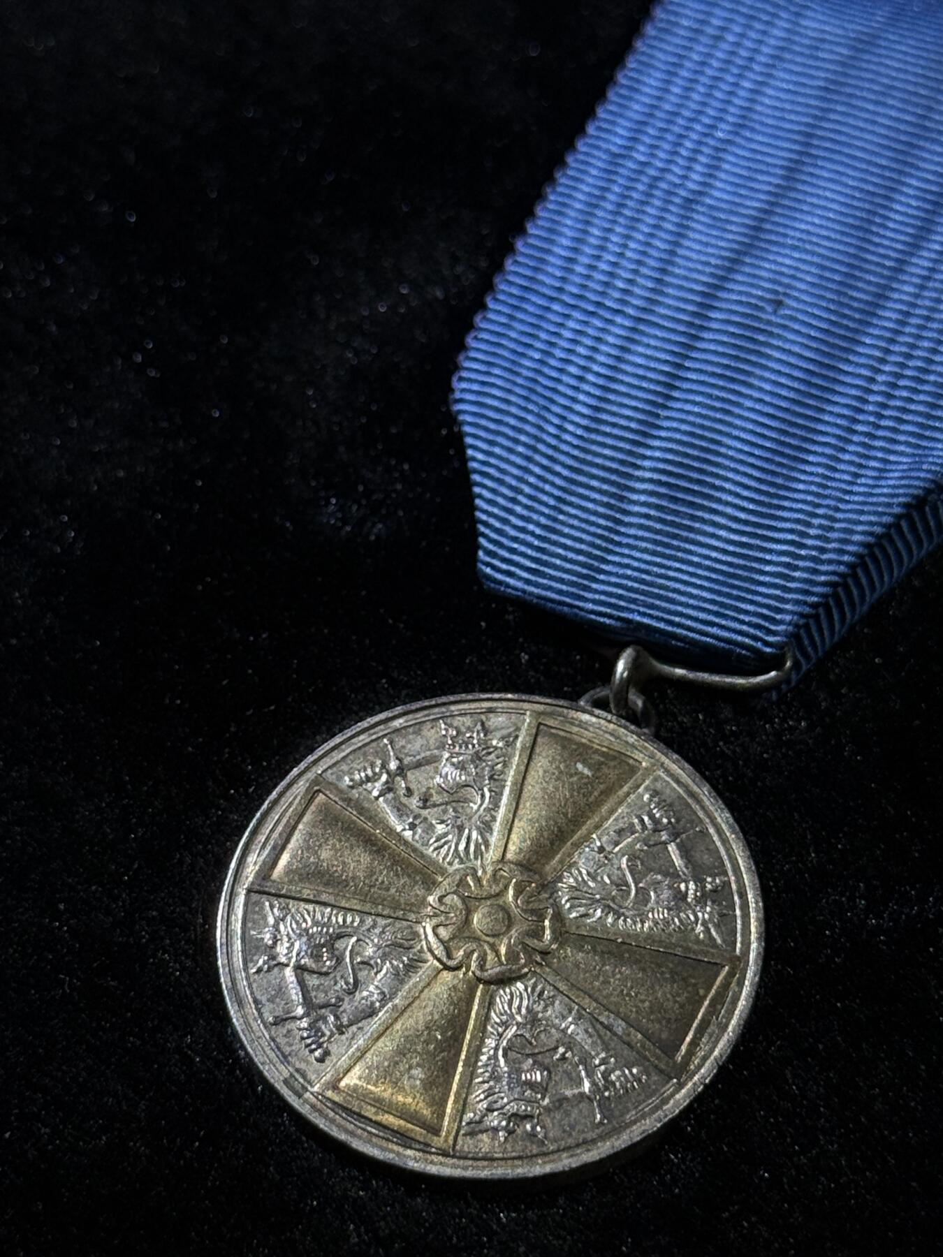 欢庆春节！戎马世界章牌大赏第111期春节大拍 芬兰一级金十字白玫瑰奖章，银制