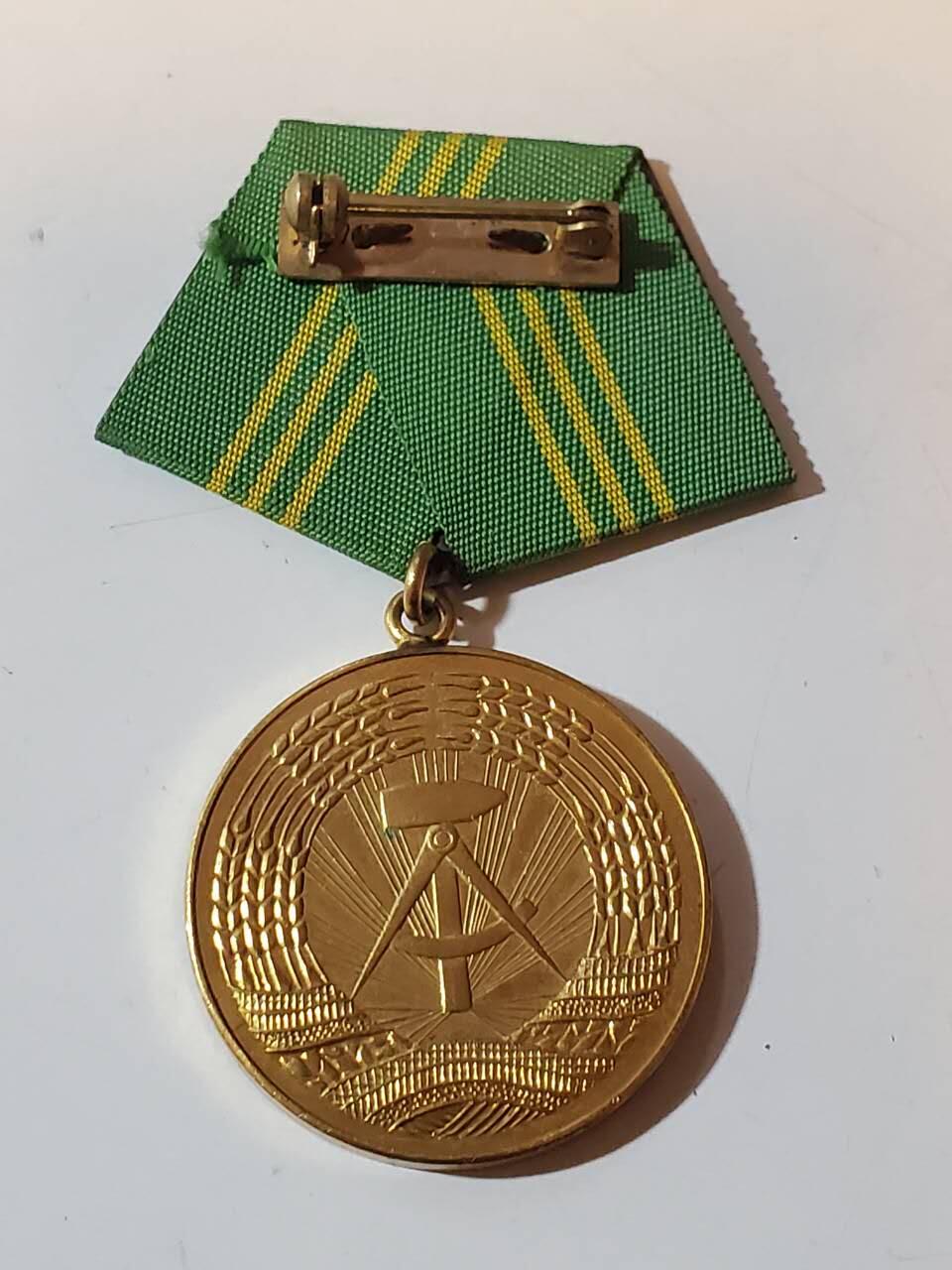 韵星假日军品类拍卖第40期 -- Rimey Holidays Militaria Auction 40 民主德国第一版金级内务部武装力量无国徽版本优秀服务奖章