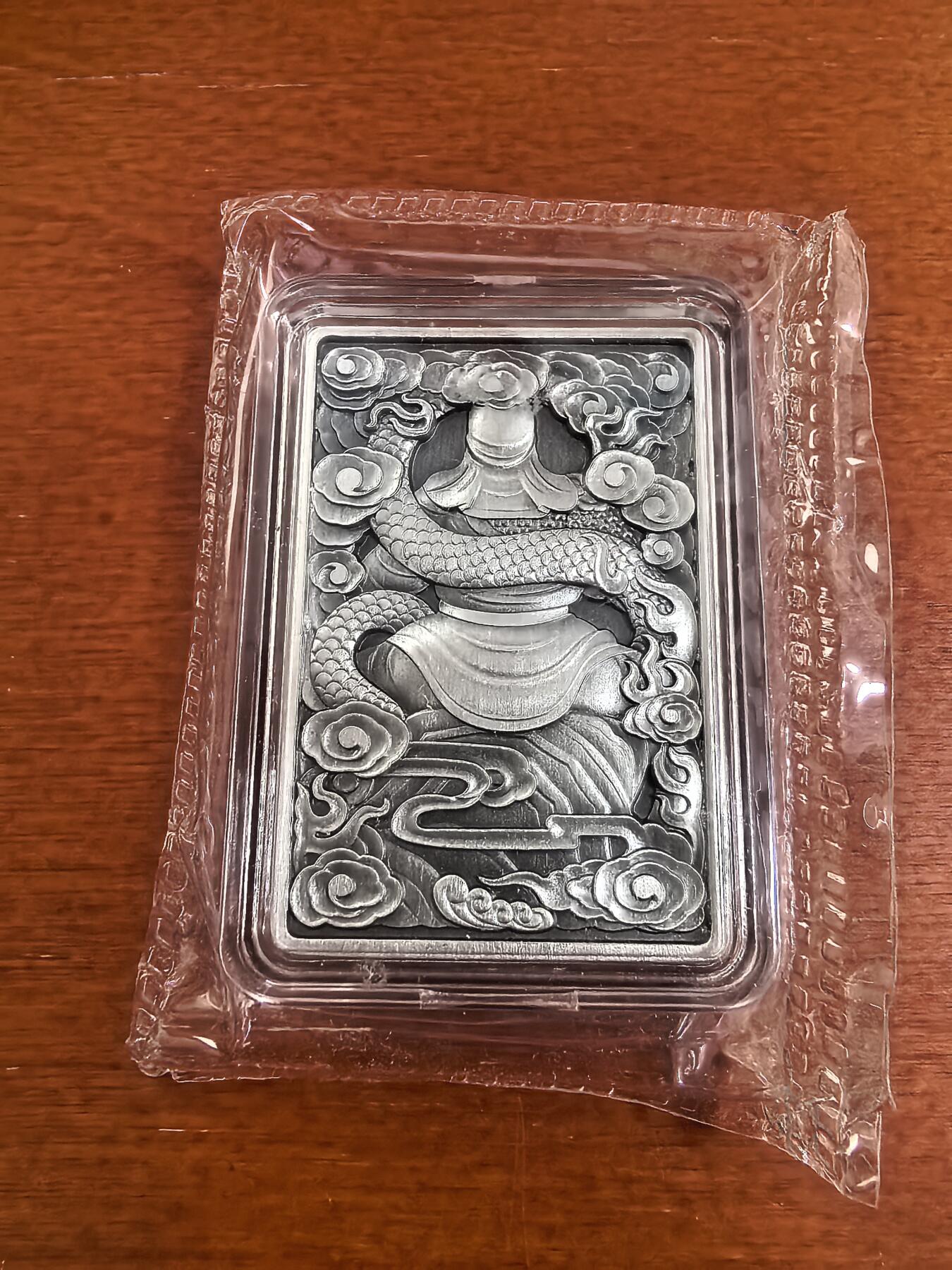 长老汇蛇年精选第九十九场拍卖 2021关羽持刀坐像长方形高浮雕仿古银章，50克999银，底部有银标