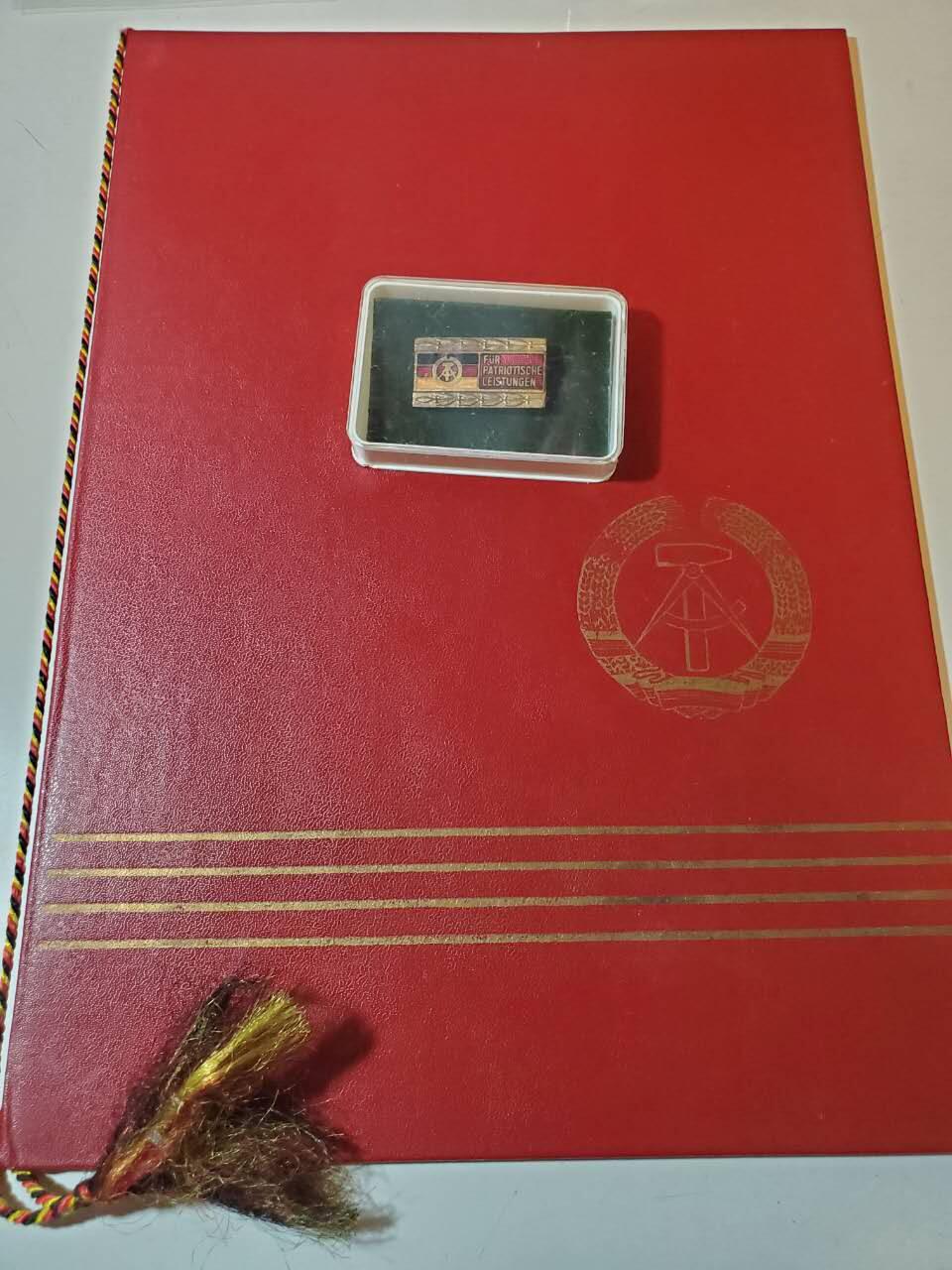 韵星假日军品类拍卖第40期 -- Rimey Holidays Militaria Auction 40 民主德国国家阵线奖章带原盒实发证书一套 好品无损