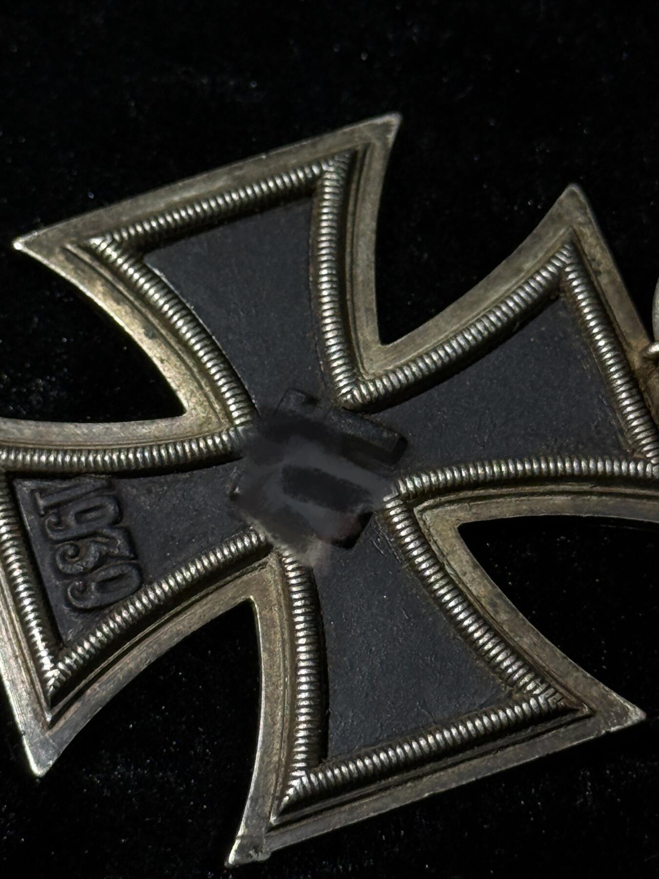 欢庆春节！戎马世界章牌大赏第111期春节大拍 德国二战二级铁十字勋章，65标，漆面有轻微瑕疵，一角有磕