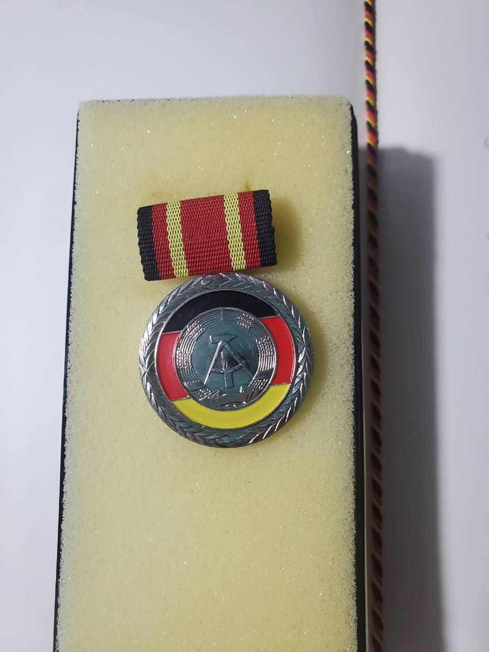 韵星假日军品类拍卖第40期 -- Rimey Holidays Militaria Auction 40 民主德国国家功勋奖章带原盒带证一套 好品无损 最高等级奖章 证少见