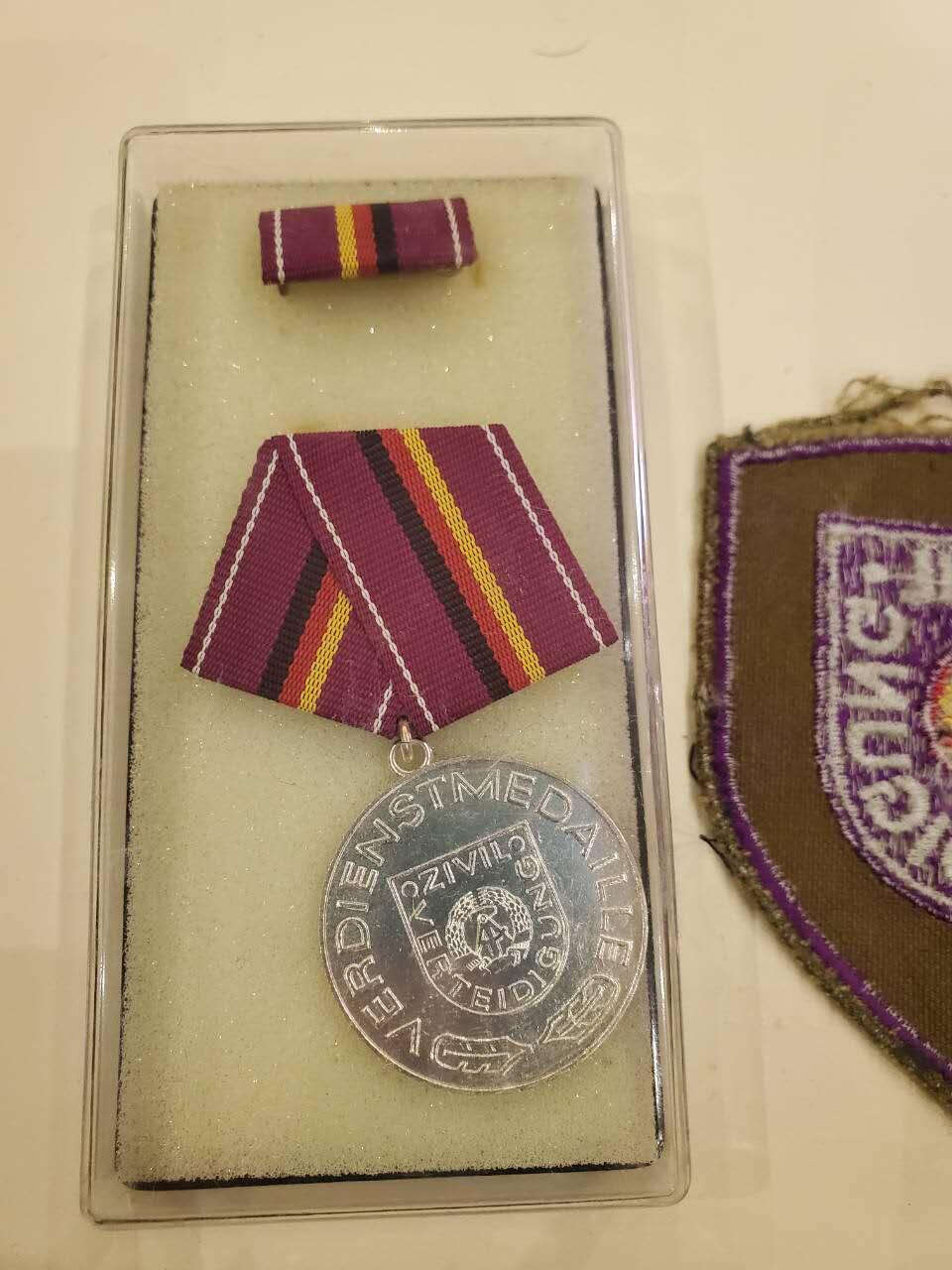 韵星假日军品类拍卖第40期 -- Rimey Holidays Militaria Auction 40 民主德国银级民防功绩奖章带盒略一套+民防臂章一套 好品铜镀银