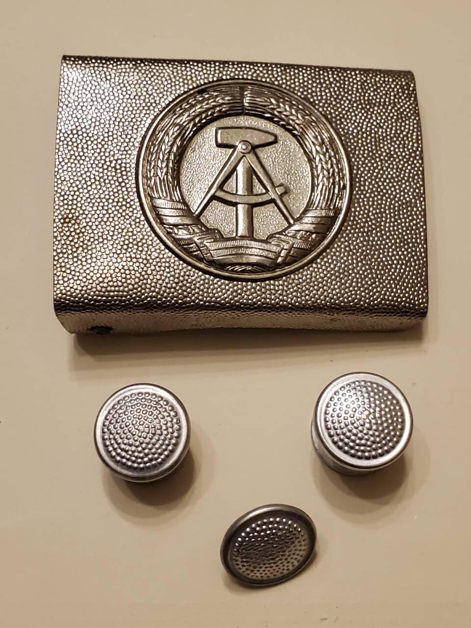 （450件拍品！制服徽章盛宴）罗岚⭐爱藏⭐年前甄选大拍场-店主清仓处理-分享拍场额外现金红包（实体经营） 民主德国国家人民军腰带腰带扣纽扣配件一套 可以正常使用