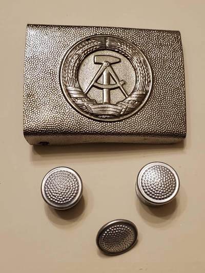 （450件！制服徽章盛宴）罗岚⭐爱藏⭐年前甄选大拍场-店主清仓处理-分享拍场额外现金红包（实体经营） - 民主德国国家人民军腰带腰带扣纽扣配件一套 可以正常使用