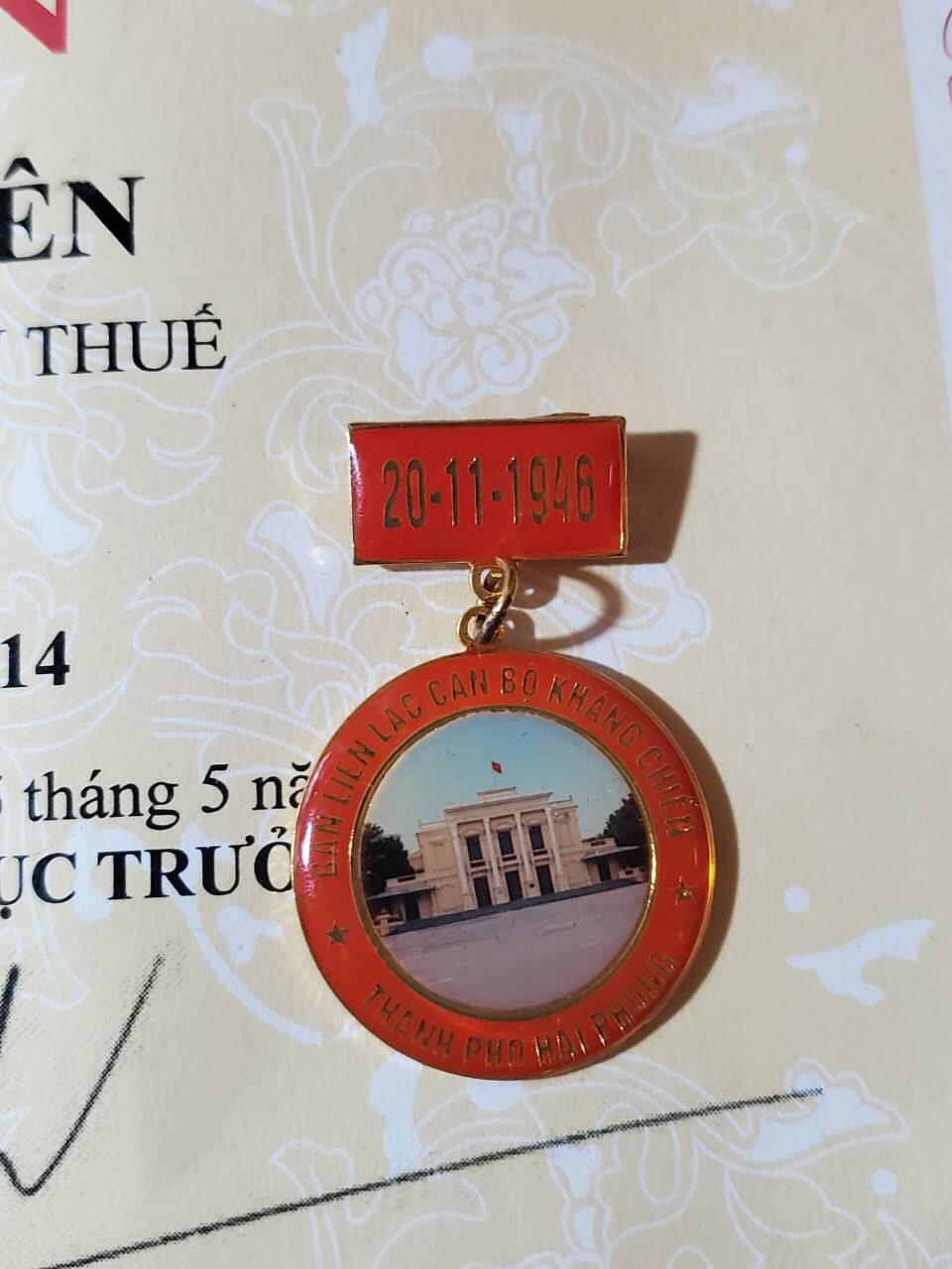 韵星假日军品类拍卖第40期 -- Rimey Holidays Militaria Auction 40 越南社会主义共和国为税收任务突出贡献奖状+海防市解放纪念奖章