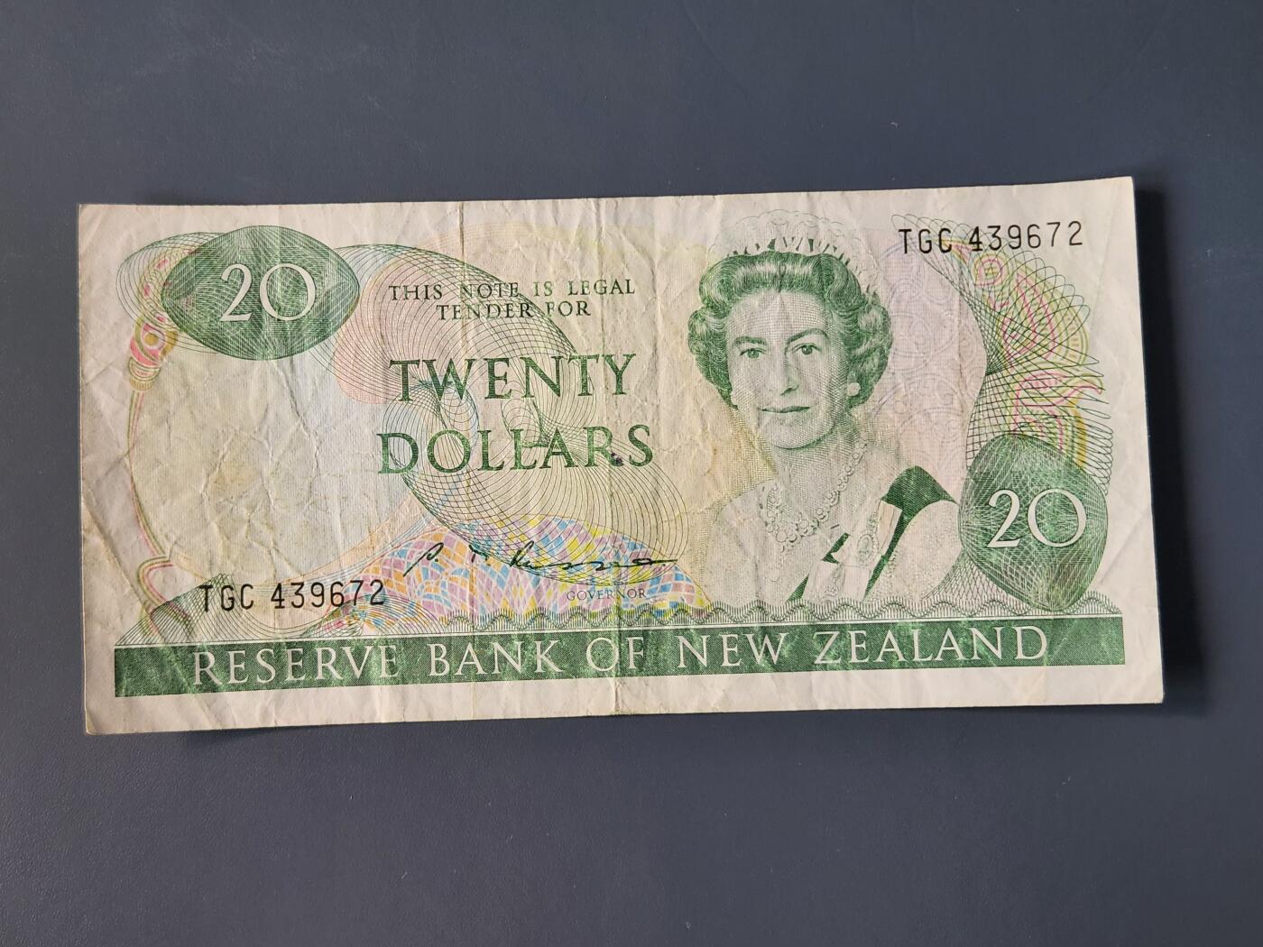 2月10号晚上8点 外国纸币自动截拍第23场 新西兰1985年 20元 S.T签名 原票