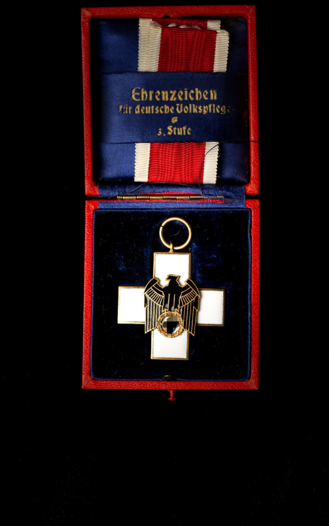 欢庆春节！戎马世界章牌大赏第112期春节大拍  德专场 德三三级社会福利奖章  godet造原盒 盒子底部有godet的厂标戳