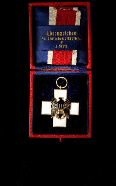 欢庆春节！戎马世界章牌大赏第112期春节大拍  德专场 - 德三三级社会福利奖章  godet造原盒 盒子底部有godet的厂标戳