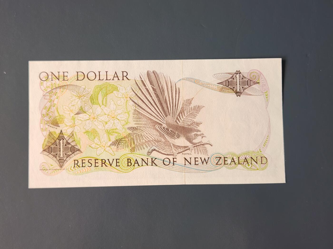 2月10号晚上8点 外国纸币自动截拍第23场 新西兰 1元  1981年 首发首签版 新品轻微软折