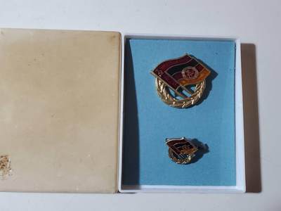 韵星假日军品类拍卖第40期 -- Rimey Holidays Militaria Auction 40 - 民主德国金级苏德友谊奖章带原盒一套