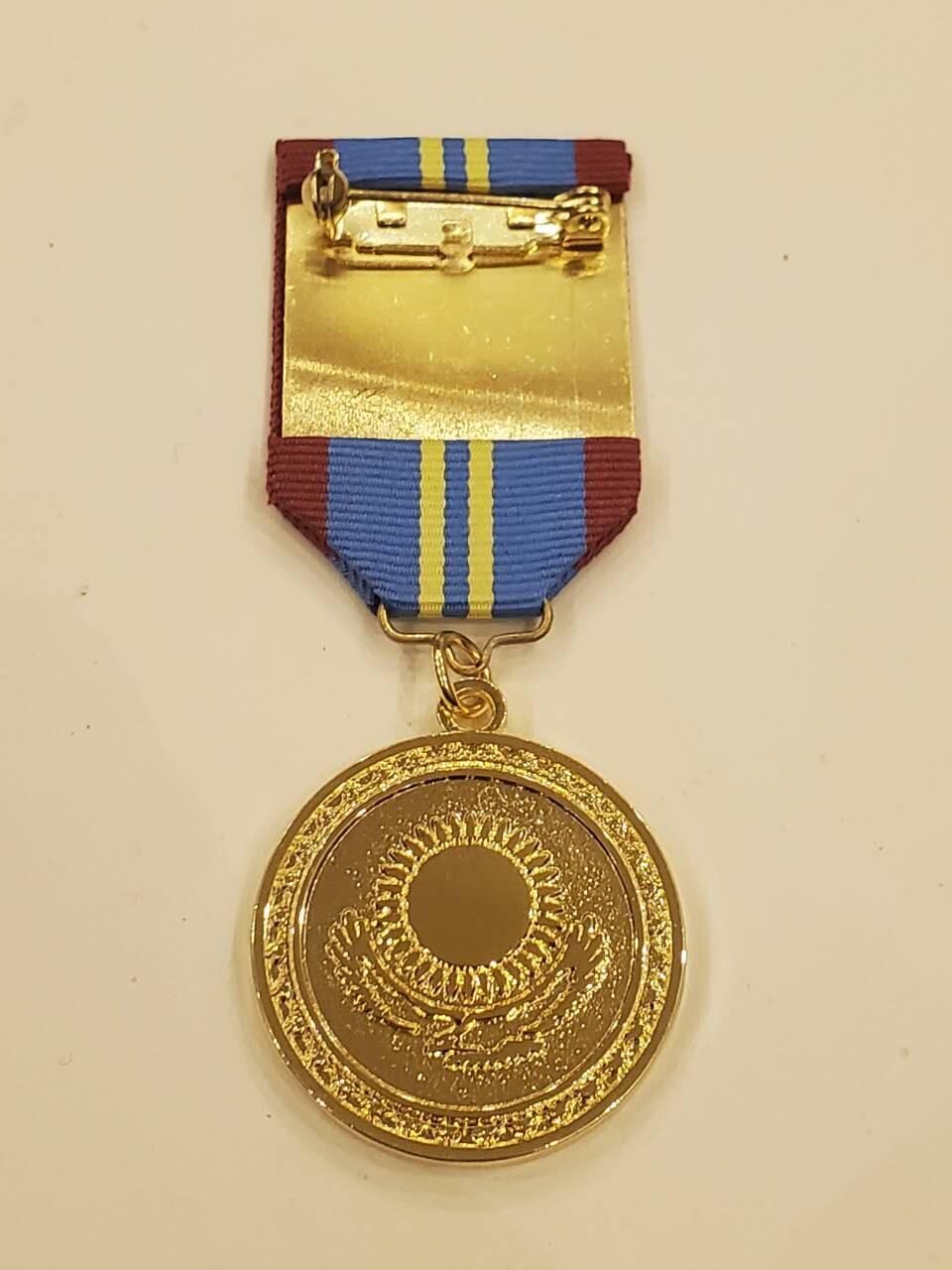 韵星假日军品类拍卖第40期 -- Rimey Holidays Militaria Auction 40 哈萨克斯坦共和国议会服务三十年奖章 铜镀金 极品品相 非常少见的奖章和国家 非常厚重制作精良