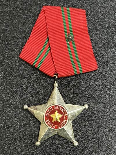 西秦中古拍卖第七十七期 2026马年新春专场 本场拍品年初九发出 - 越南三级军功勋章 铜制