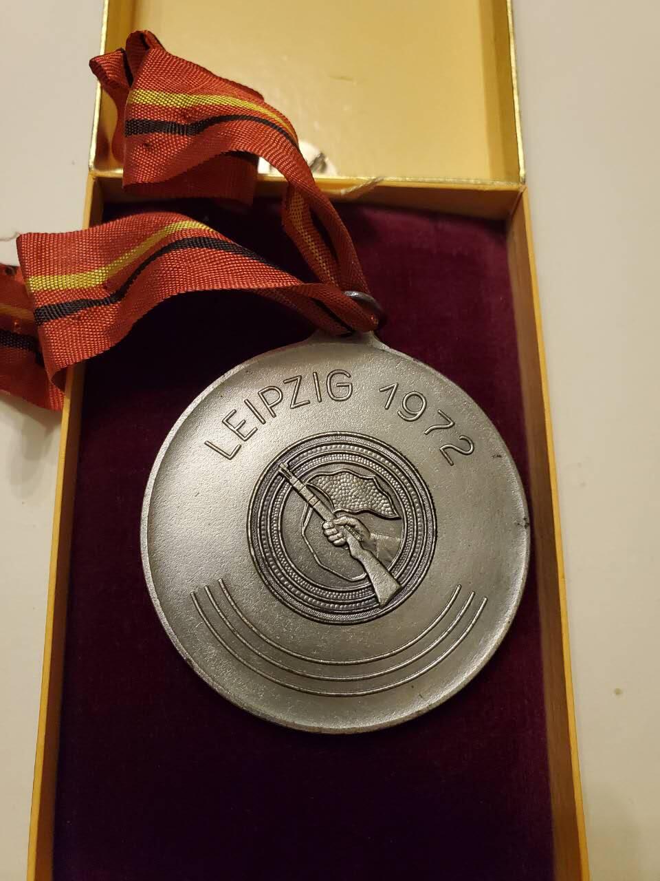 （450件拍品！制服徽章盛宴）罗岚⭐爱藏⭐年前甄选大拍场-店主清仓处理-分享拍场额外现金红包（实体经营） 稀有-- 民主德国莱比锡工战队资深军官奖章+金级体能奖章 非常大 接近一公斤重 制作非常精致 高浮雕 仿皮盒 品相非常好