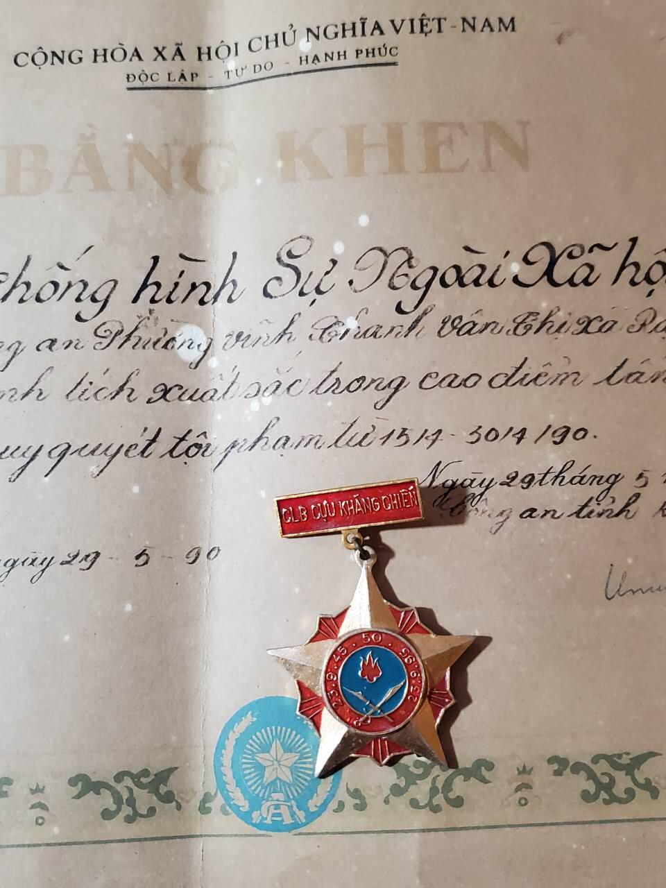 韵星假日军品类拍卖第40期 -- Rimey Holidays Militaria Auction 40 越南社会主义共和国为公安优秀服务奖状+武装力量功勋奖章