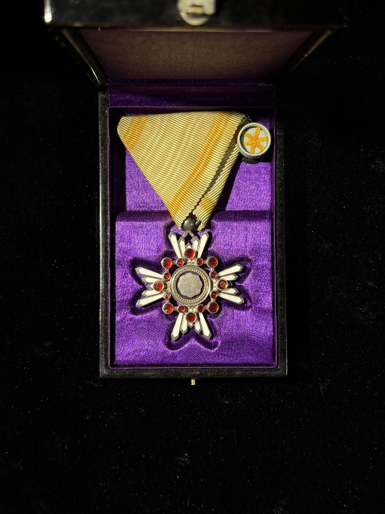 欢庆春节！戎马世界章牌大赏第111期春节大拍 勋六等瑞宝章，银制，珐琅有损，授予岩村政海