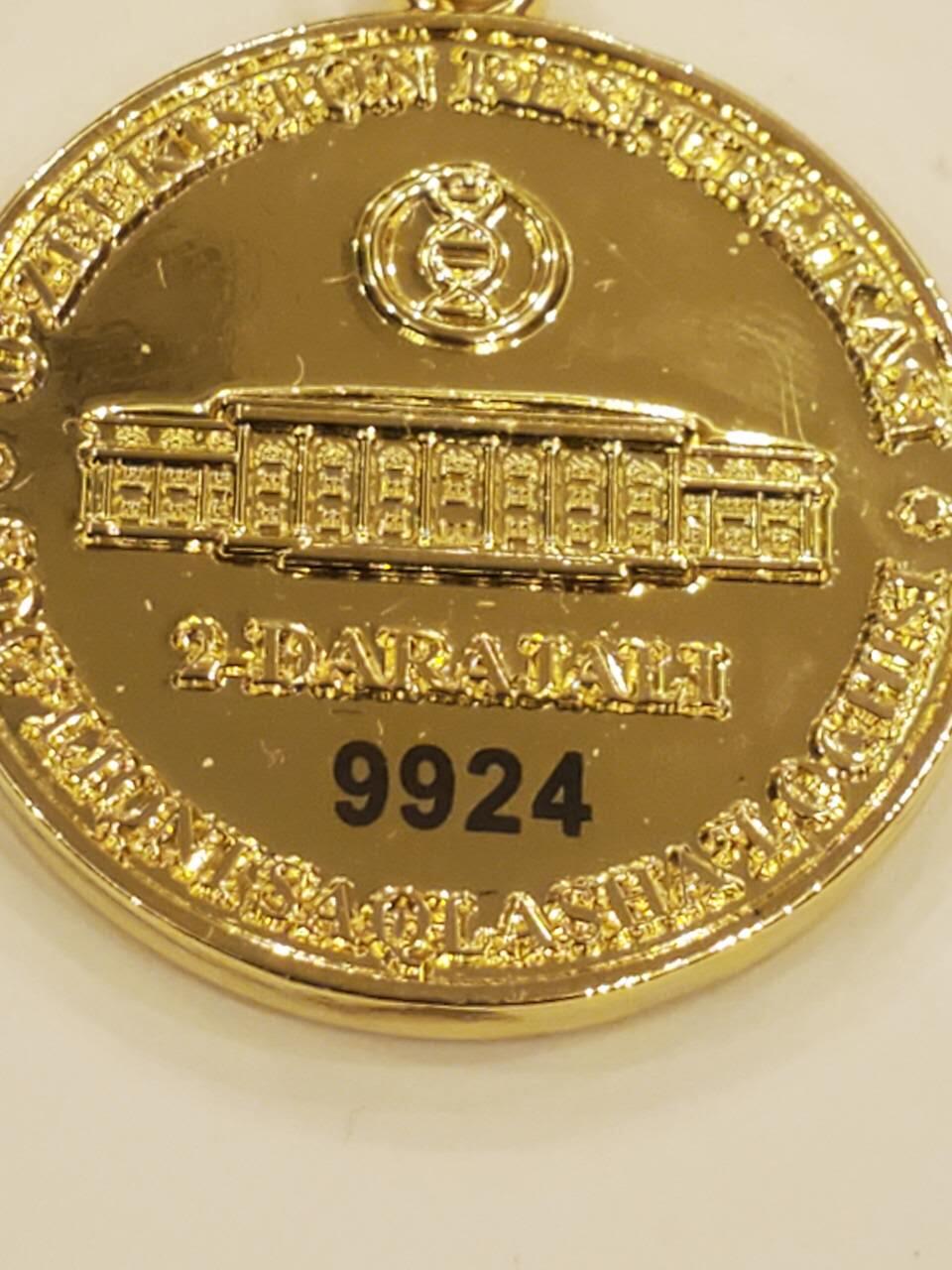 韵星假日军品类拍卖第40期 -- Rimey Holidays Militaria Auction 40 乌兹别克斯坦共和国卫生部二级优秀服务人员奖金奖章 实发9924号 非常稀少 设计继承苏联的奖金奖章 铜镀金 非常厚重 仅颁发给高级官员